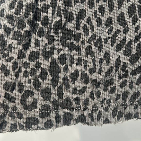 Chaser Gray Leopard Print Long Sleeve waffle knit Tee medium new - Picture 3 of 6